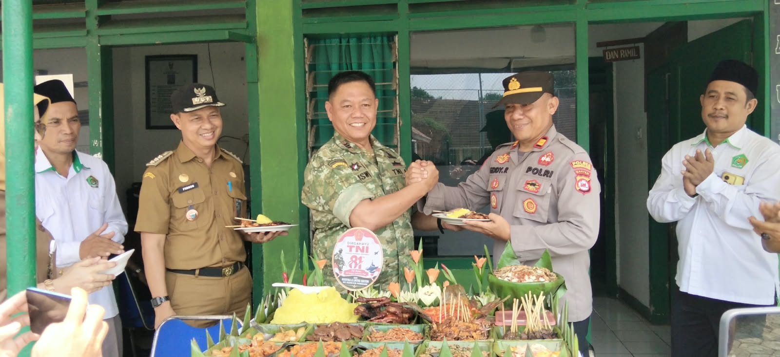 Polsek Bojong Beri Kejutan Tumpeng HUT TNI ke-81 ke Koramil, Sinergitas TNI-Polri di Pandeglang Makin Kukuh