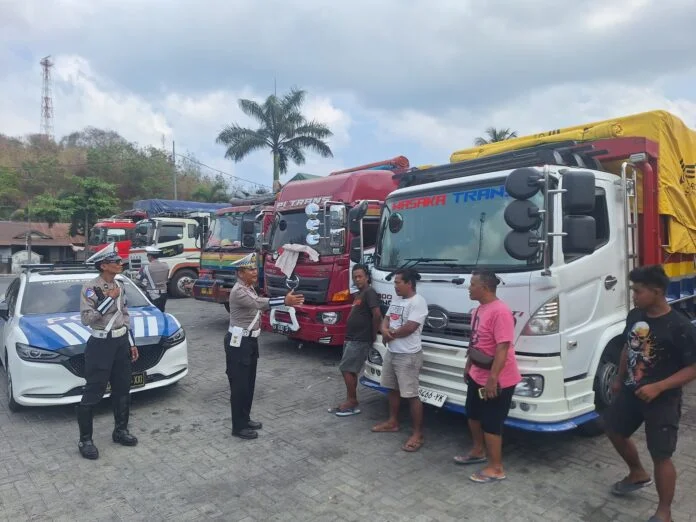 Polda NTB Patroli Jalur Logistik MotoGP Mandalika 2026 di Pelabuhan Lembar, Imbau Warga Beri Ruang Iring-iringan