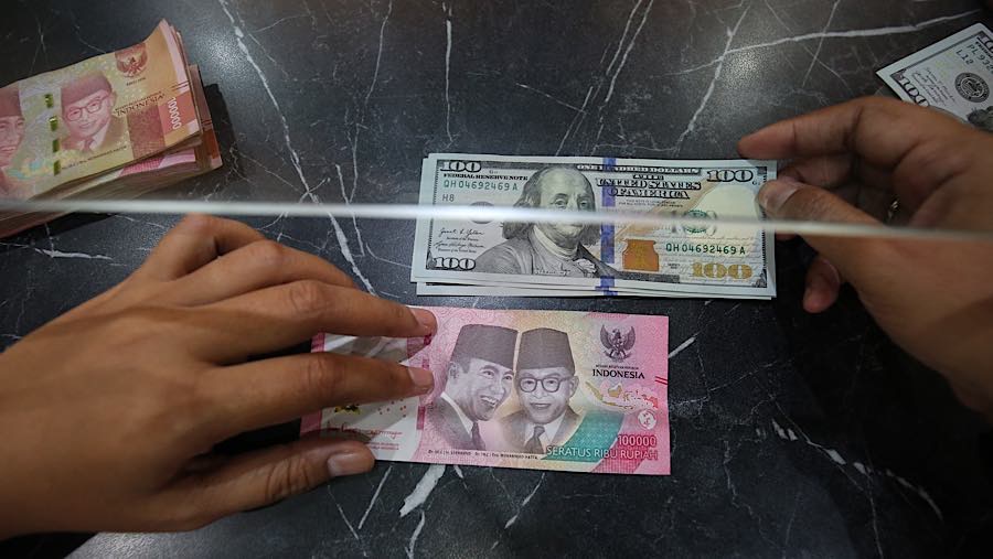 Rupiah Melemah ke Rp17.903, Tertekan Harga Minyak dan Yield US Treasury 5,24%