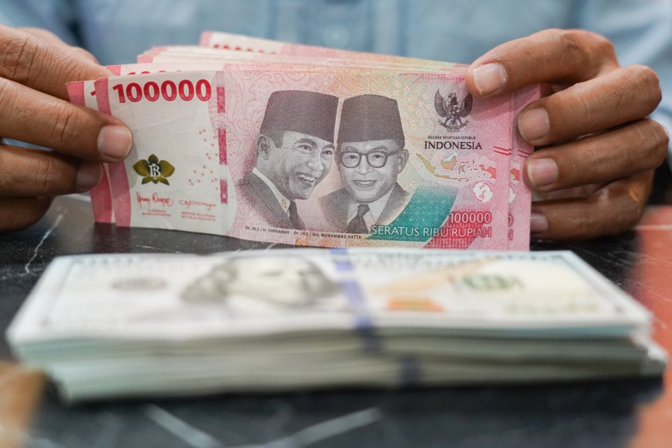 Rupiah Dibuka Melemah ke Rp 17.904 per Dolar AS, Tekanan Global Meningkat