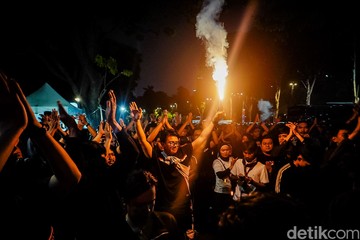 Ultras Garuda Guncang GBK dengan Chant dan Flare Jelang Final ASEAN Cup