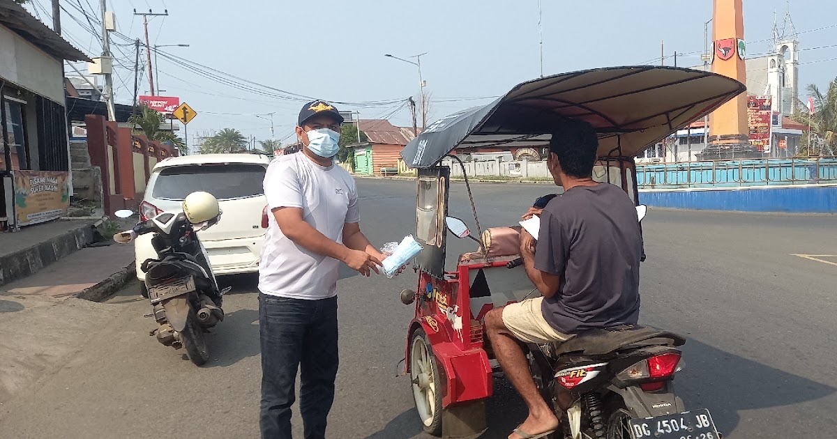 Dinkes Pulau Morotai Bagikan Ratusan Masker Gratis ke Warga Daruba Antisipasi Kabut Asap