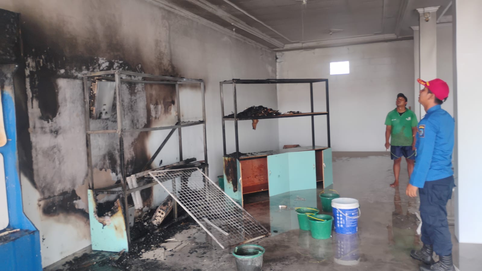 Korsleting Listrik Picu Kebakaran Toko Bangunan Wijaya di Kalisapu Tegal, Kerugian Materi akibat Komputer dan Elektronik Terbakar