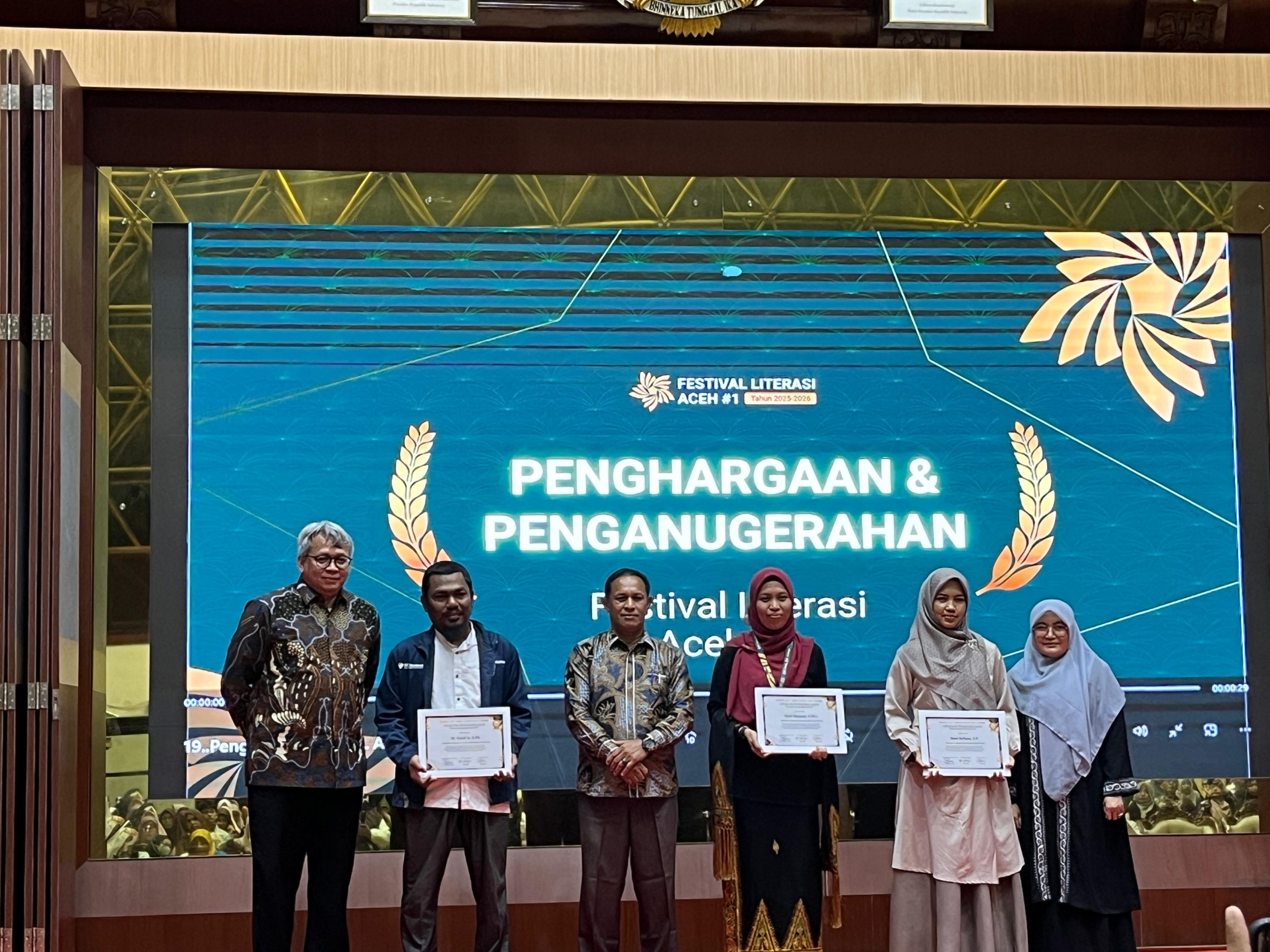 Kepala MIN 8 Aceh Timur Dinar Puspita Ayu Raih Penghargaan Penggerak Literasi Nasional di Festival Literasi Aceh