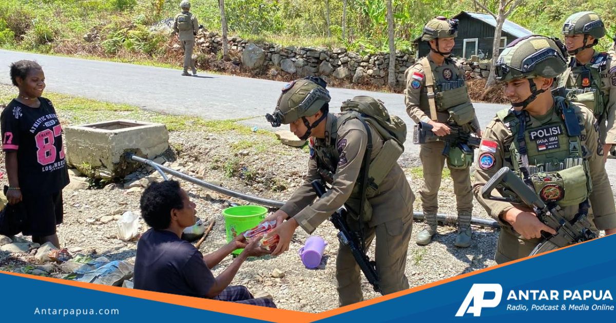 Satgas Cartenz-2026 Patroli Jalan Kaki di Distrik Muara Puncak Jaya, Sapa Warga hingga Bagikan Makanan ke Anak-Anak