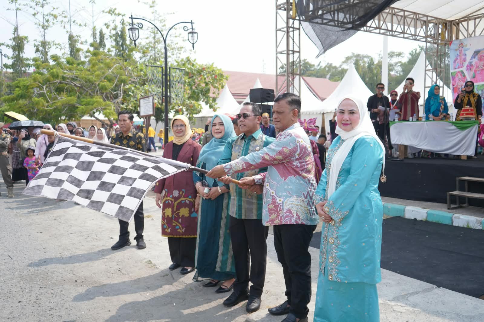 Pemkab Wajo Gelar Sengkang Silk Fashion Karnaval, Bupati Andi Rosman Sebut Upaya Bangkitkan Kejayaan Sutera