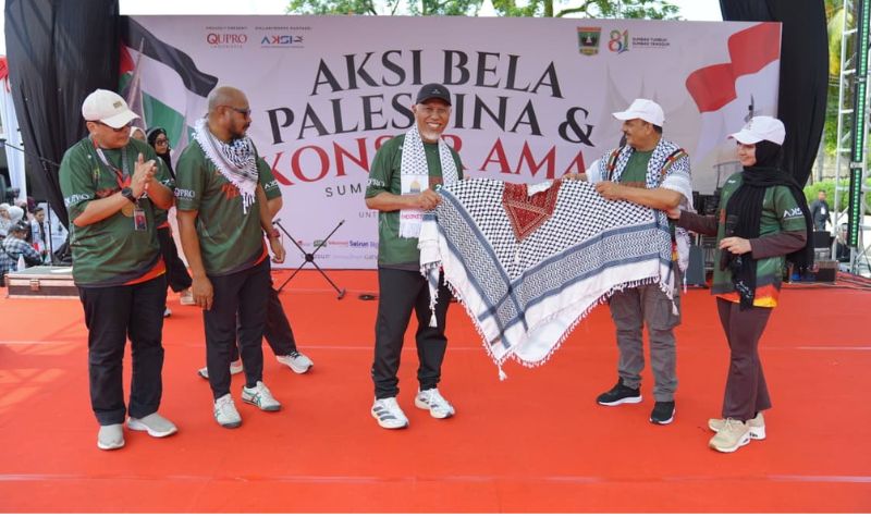 Warga Sumbar Kumpulkan Donasi Rp1,67 Miliar hingga Emas dan Perak untuk Palestina di Halaman Kantor Gubernur