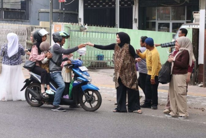 GATRIWARA DPRD Kalsel Bagikan 300 Nasi Kotak di Hari Batik Nasional, Pengurus Kenakan Busana Batik