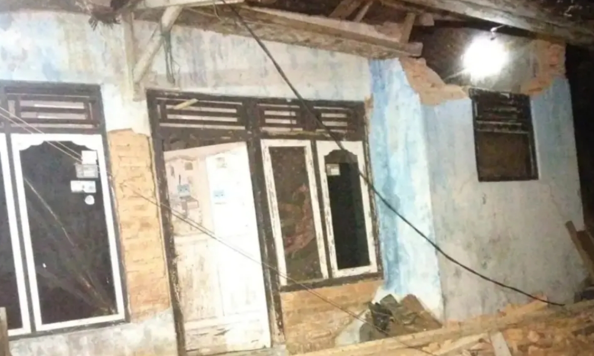 Rumah Warga Cimerak Pangandaran Ambruk, Penghuni Tunggal Mengungsi ke Rumah Kerabat
