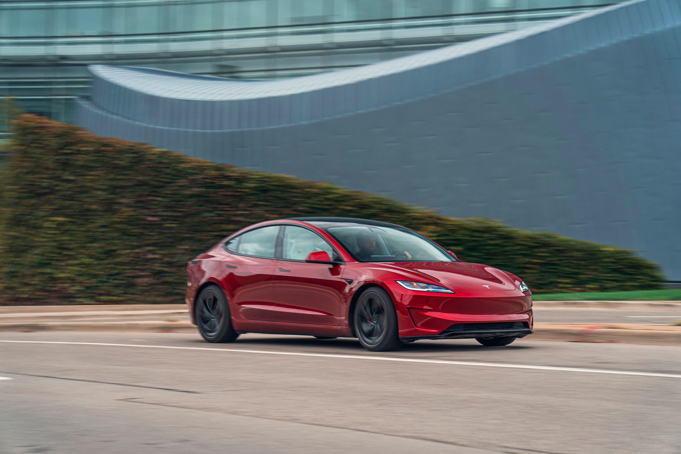 Tesla Model 3 Dapat Layar 16 Inci dan Tenaga Ekstra, Harga Tetap