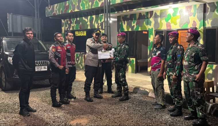Polres Mempawah Sambangi 4 Markas TNI di Dinihari, Antar Kue Ultah HUT ke-81