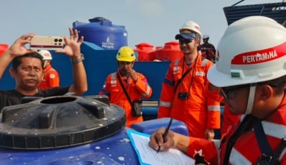 PHE OSES Kirim 13.000 Liter Air Bersih ke Warga Pulau Kelapa yang Kekeringan