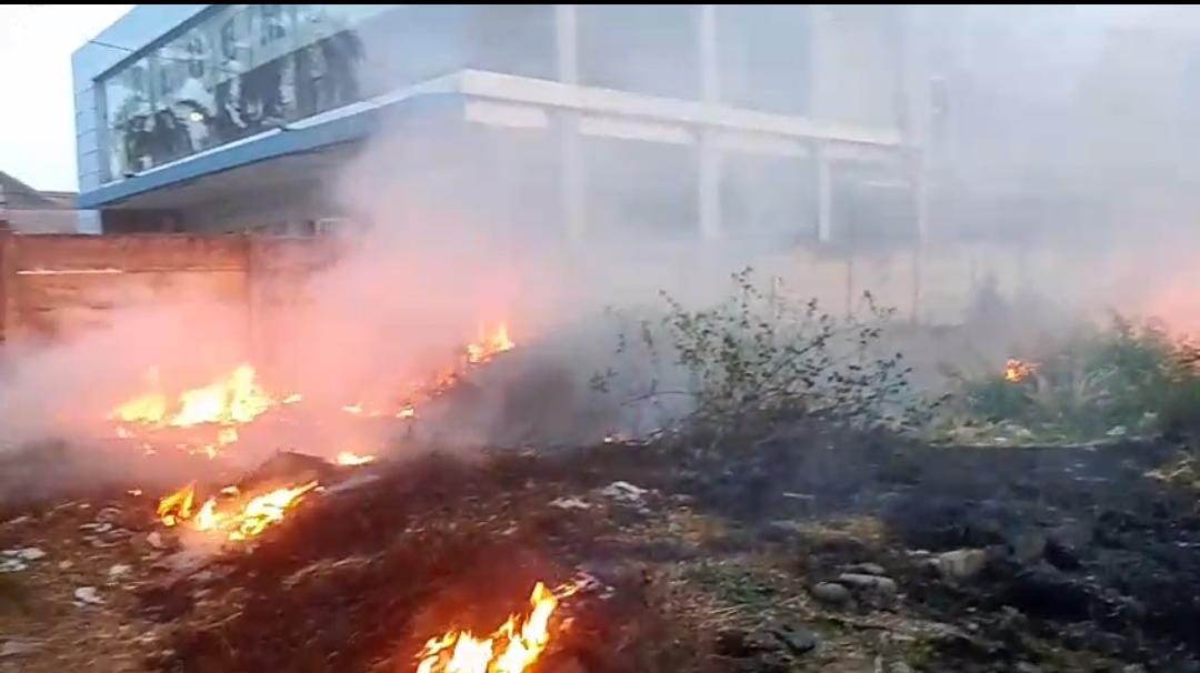 Kebakaran Lahan Alang-alang di Samping Hotel Permata Inn Slawi Berhasil Dipadamkan dalam Satu Jam