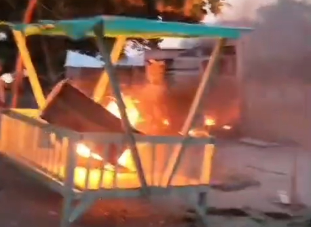 Massa Bakar 25 Kios dan 4 Sepeda Motor di Pantai Seta-Seta Luwu Utara, Rumah Warga di Tana Lili Ikut Dibakar
