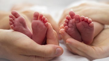 Perjuangan Menyusui Bayi Kembar: Rasa Sakit dan Bersalah yang Jarang Dibahas