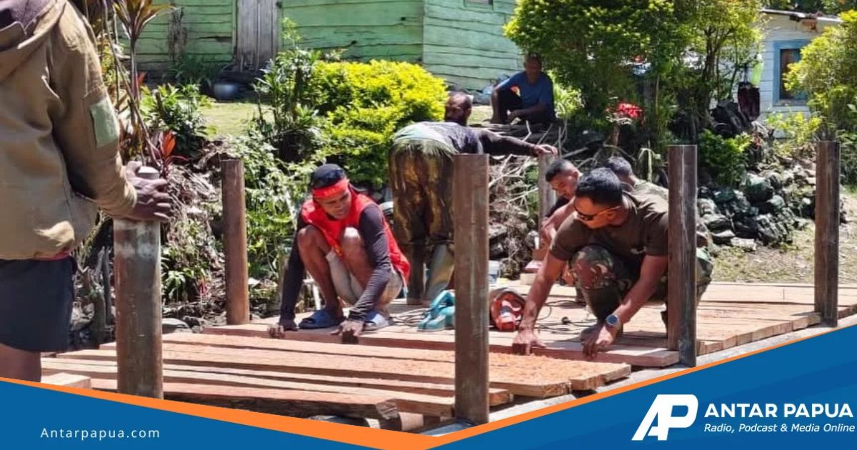 Satgas Yonif 731/Kabaresi dan Warga Kampung Milawak Rampungkan Jembatan Merah Putih di Distrik Beoga