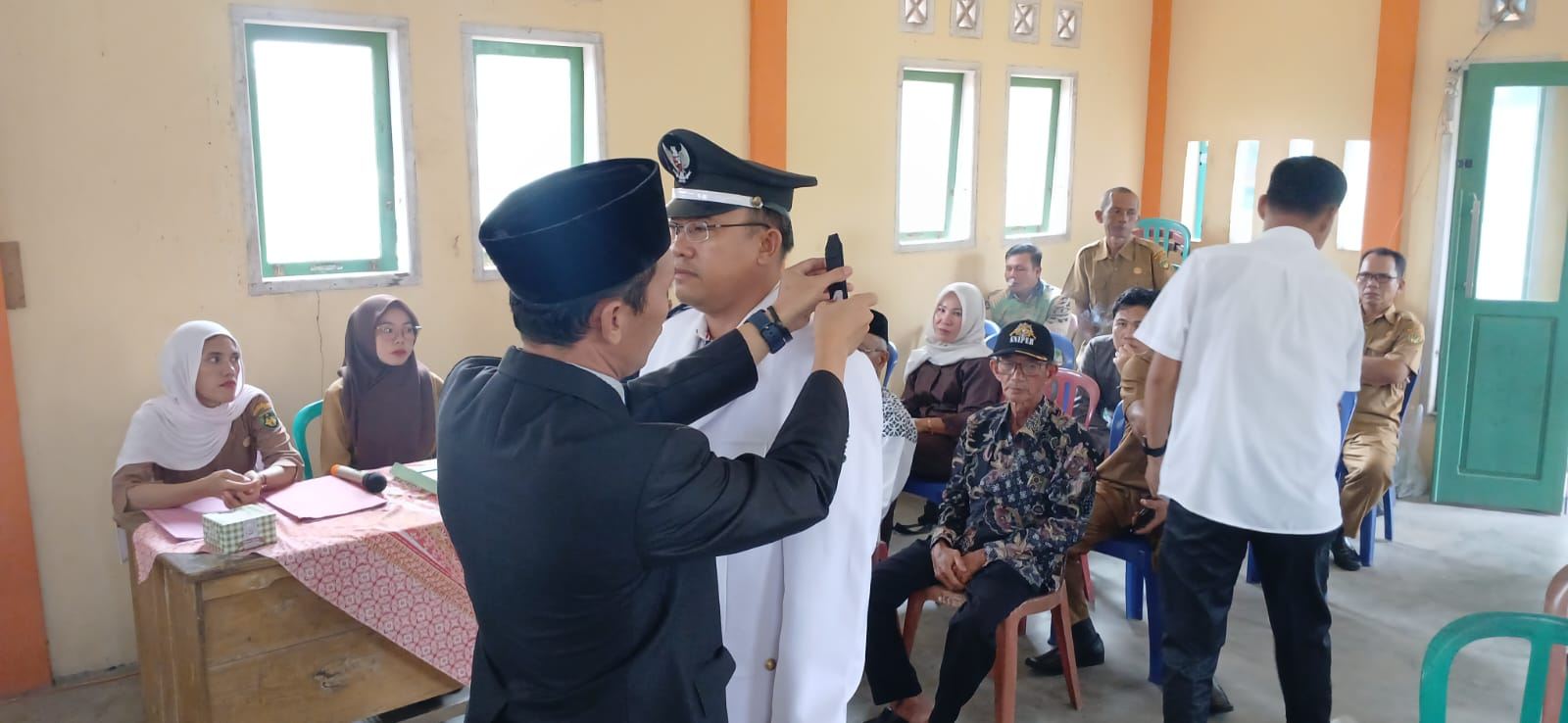 Camat Seginim Lantik Dedy Hartono sebagai Pj Kades Muara Danau atas Nama Bupati Bengkulu Selatan