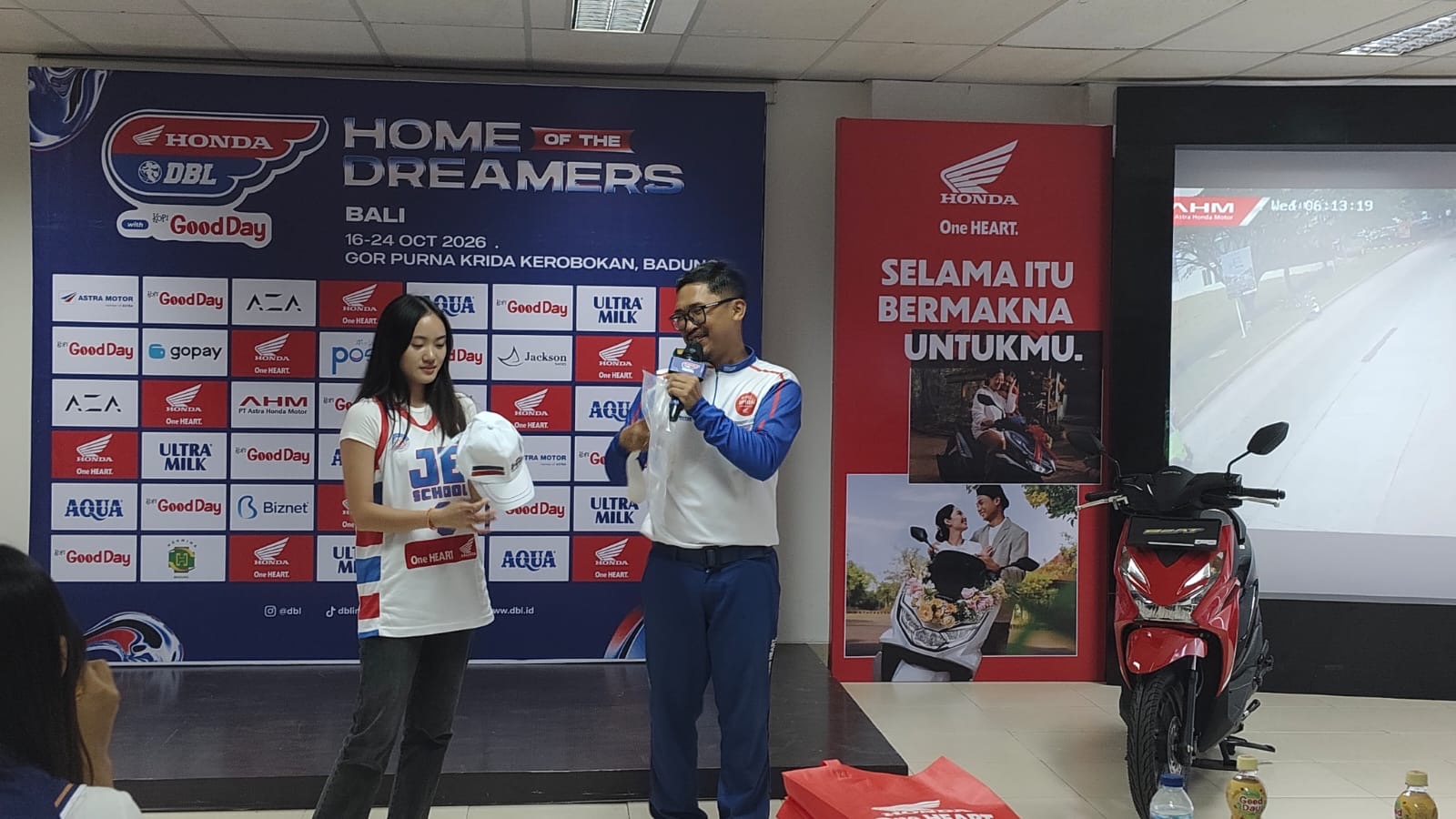 Astra Motor Bali Bekali Edukasi Safety Riding ke Supporter Pelajar di Technical Meeting Bola Basket Denpasar