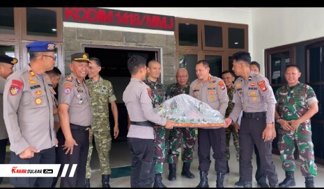 Kapolresta Mamuju Beri Kejutan Tumpeng di HUT ke-81 TNI, Dandim Sebut Wujud Soliditas TNI-Polri