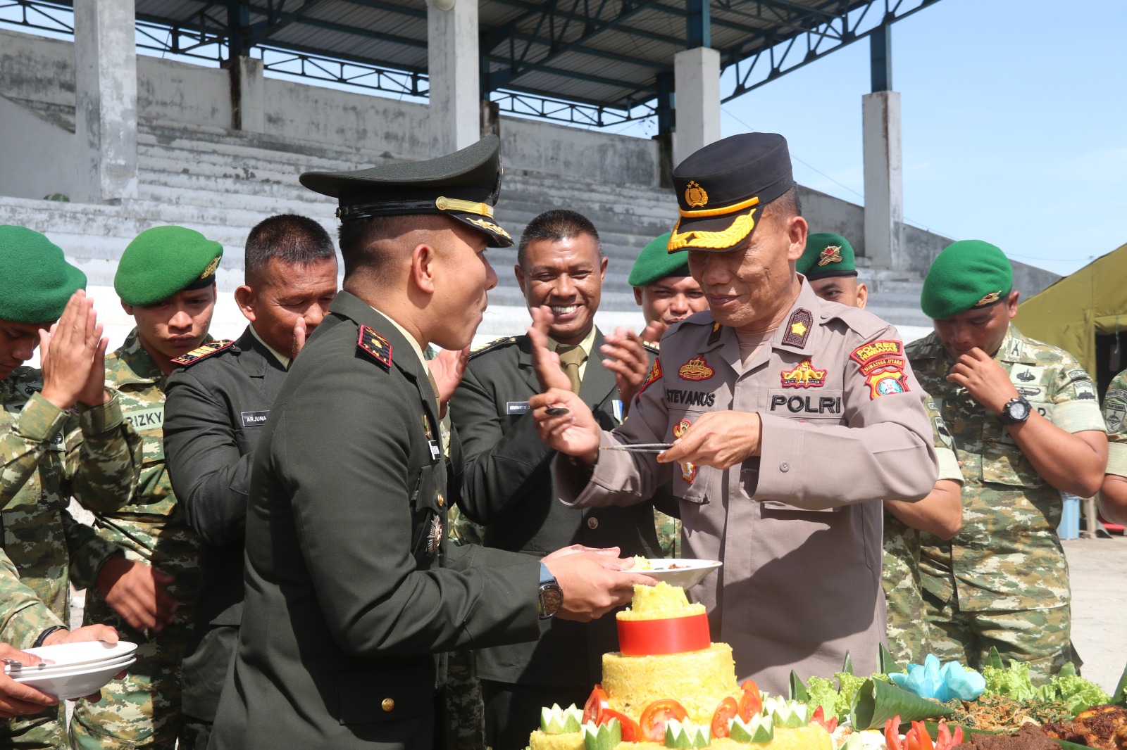Polres Humbang Hasundutan Beri Kejutan Tumpeng ke Yon TP 955/HS di HUT TNI ke-81