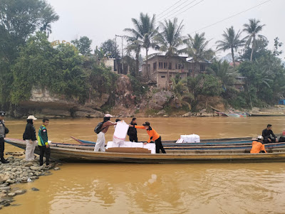 Petugas Pilwana Solok Selatan Terjang Ombak Naik Tempek Antar Logistik ke 3 Nagari di Sangir Batang Hari