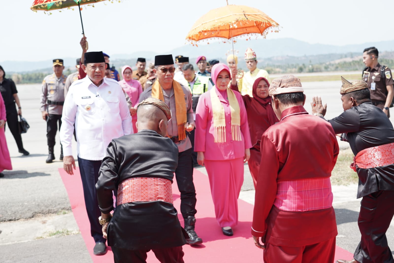 Kapolda Gorontalo Baru Irjen Pol Nurworo Danang Disambut Prosesi Adat Mopotilolo di Bandara Djalaluddin