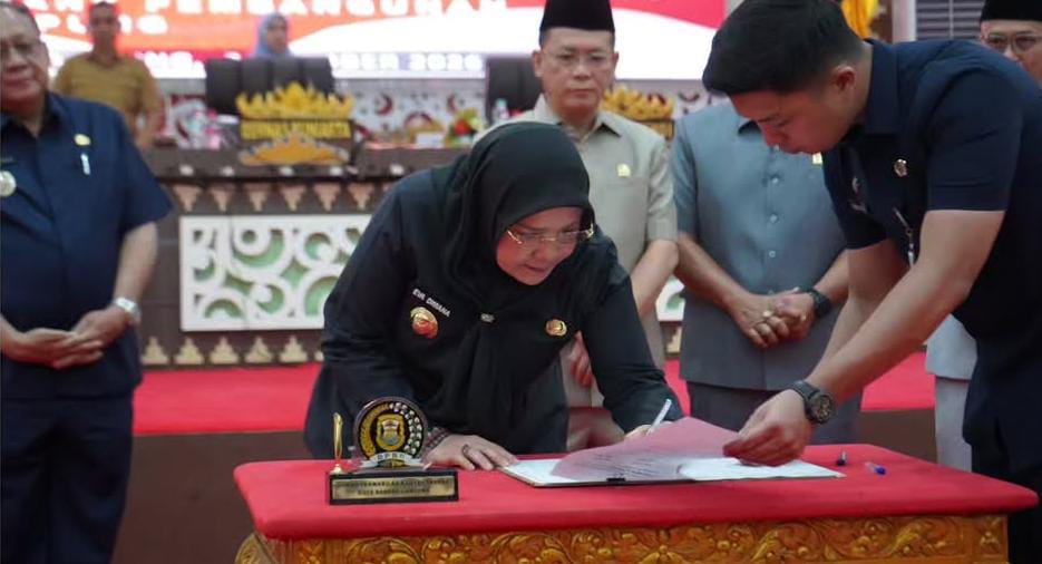 Wali Kota Bandar Lampung Eva Dwiana Ajukan Raperda Penyertaan Modal Bank Lampung ke DPRD, 8 Fraksi Beri Pemandangan Umum