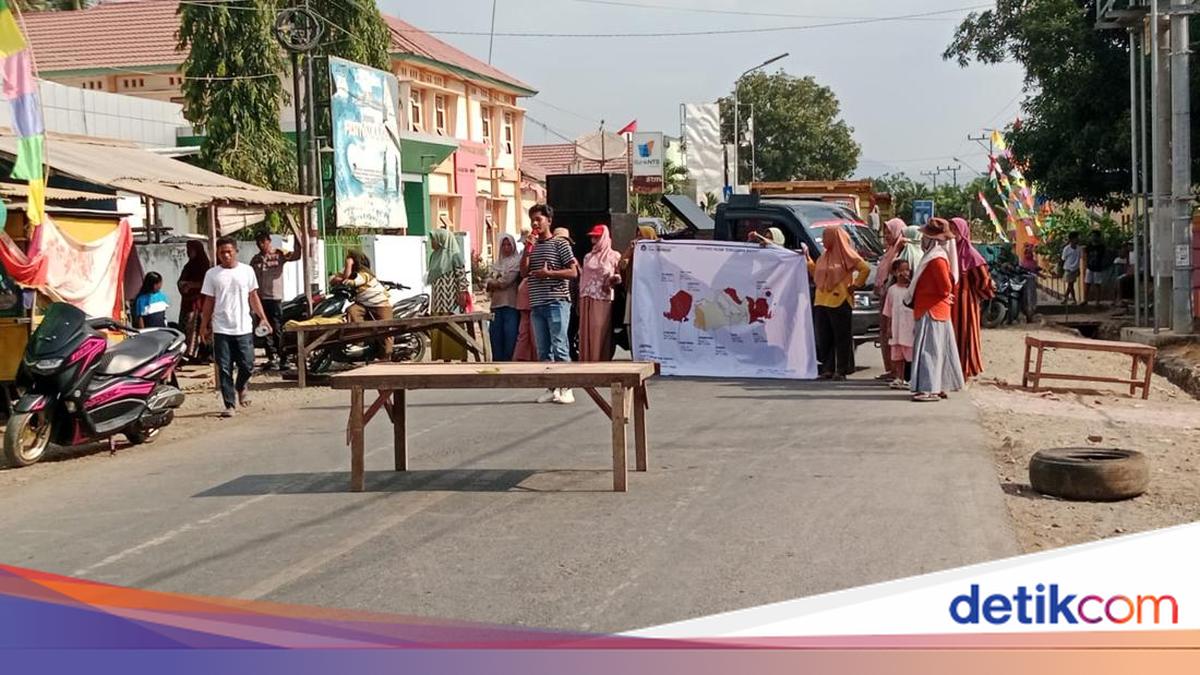 Warga Pajo Dompu Blokir Jalan Tuntut Dapur MBG Beroperasi, Satgas Tunggu Lampu Hijau BGN