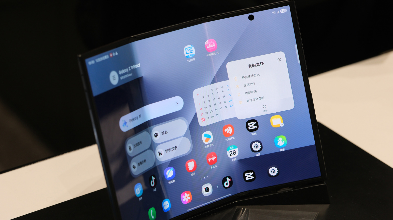 Cara Merawat HP Lipat agar Layar Tidak Cepat Rusak dan Bergaris