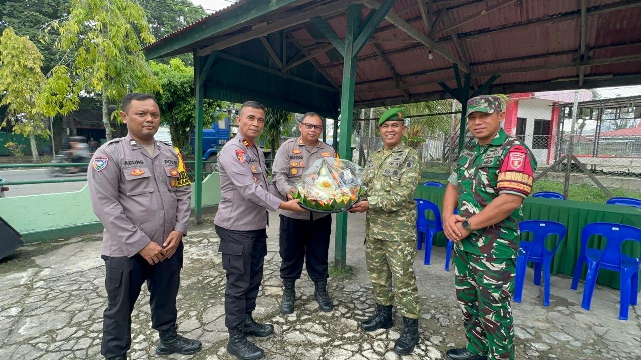 Polres Tarakan Serahkan Tumpeng ke Koramil 0907-01 di HUT ke-81 TNI, Perkuat Sinergi TNI-Polri
