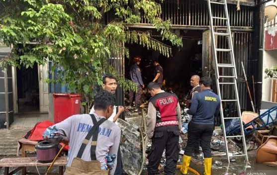 Kebakaran Gudang Obat di Matraman Tewaskan Dua Bersaudara, Api Diduga dari Kabel Lantai Dua