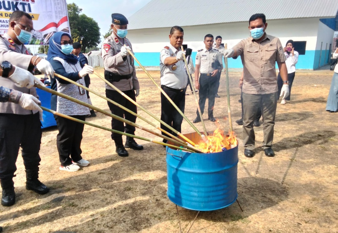 Kanwil Ditjenpas Maluku Utara Musnahkan 45 Handphone hingga 254 Korek Api Hasil Razia 10 Lapas dan Rutan