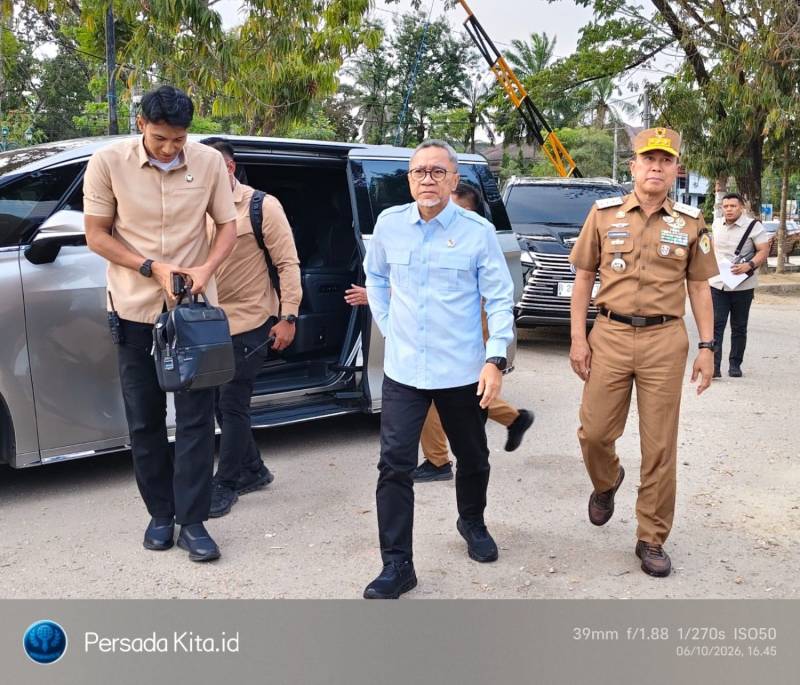 Menko Pangan Zulkifli Hasan Tinjau Pasar Murah di Kendari, 750 Warga Ikut Serta