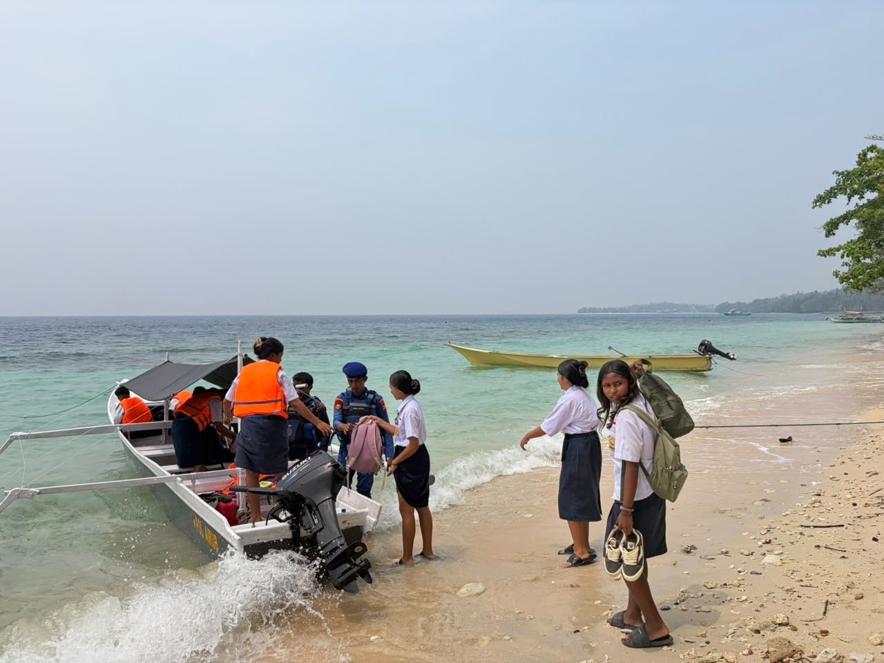 Polairud Polda Malut Antar Jemput 12 Siswa Pulau Morotai Menyeberang Laut ke Sekolah