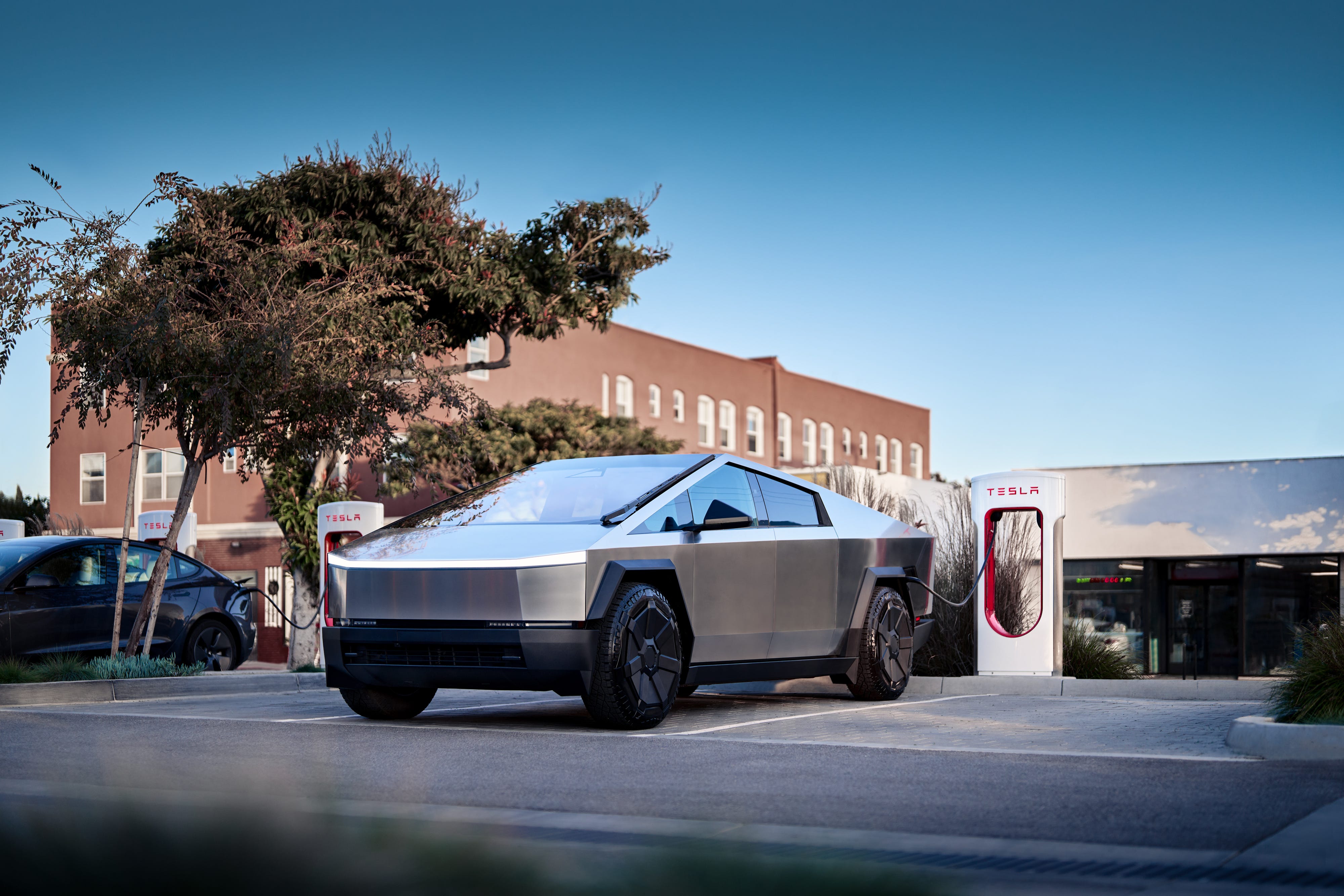 Tesla Rilis Emergency Drive Away, Mobil Bisa Lepas dari Supercharger saat Darurat