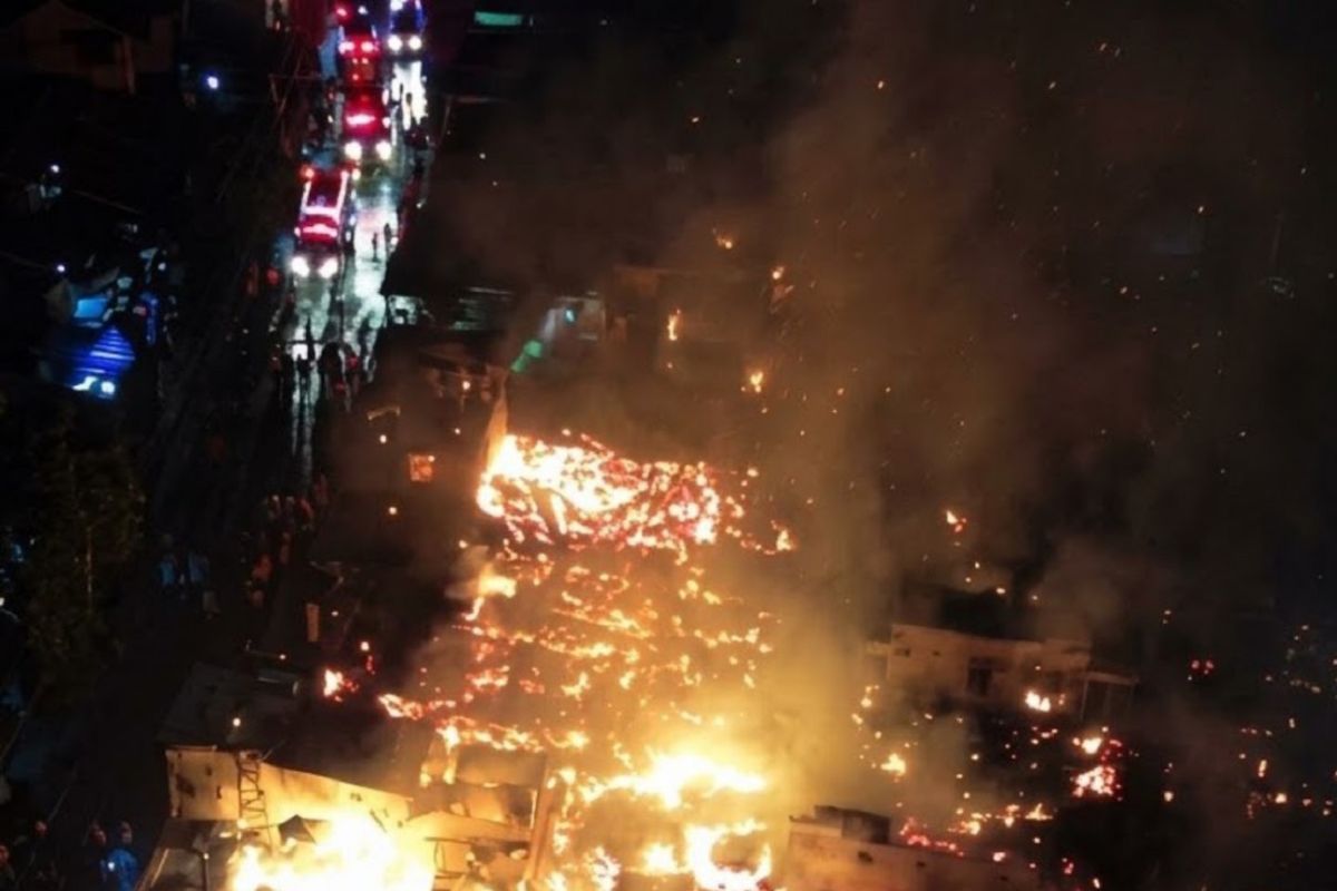 Disdamkar Kukar Kerahkan 90 Personel Padamkan Kebakaran di Danau Aji, 75 Bangunan Hangus