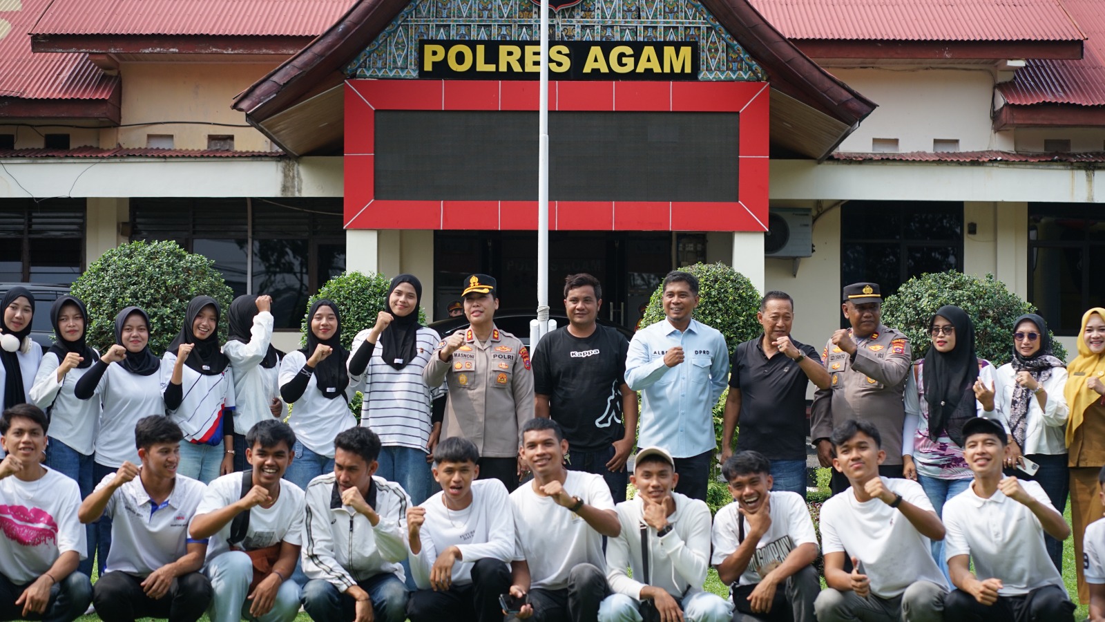 Kapolres Agam Lepas 34 Atlet Bola Voli ke Porprov XVI Sumbar, Berlaga di Batusangkar 6-13 Oktober