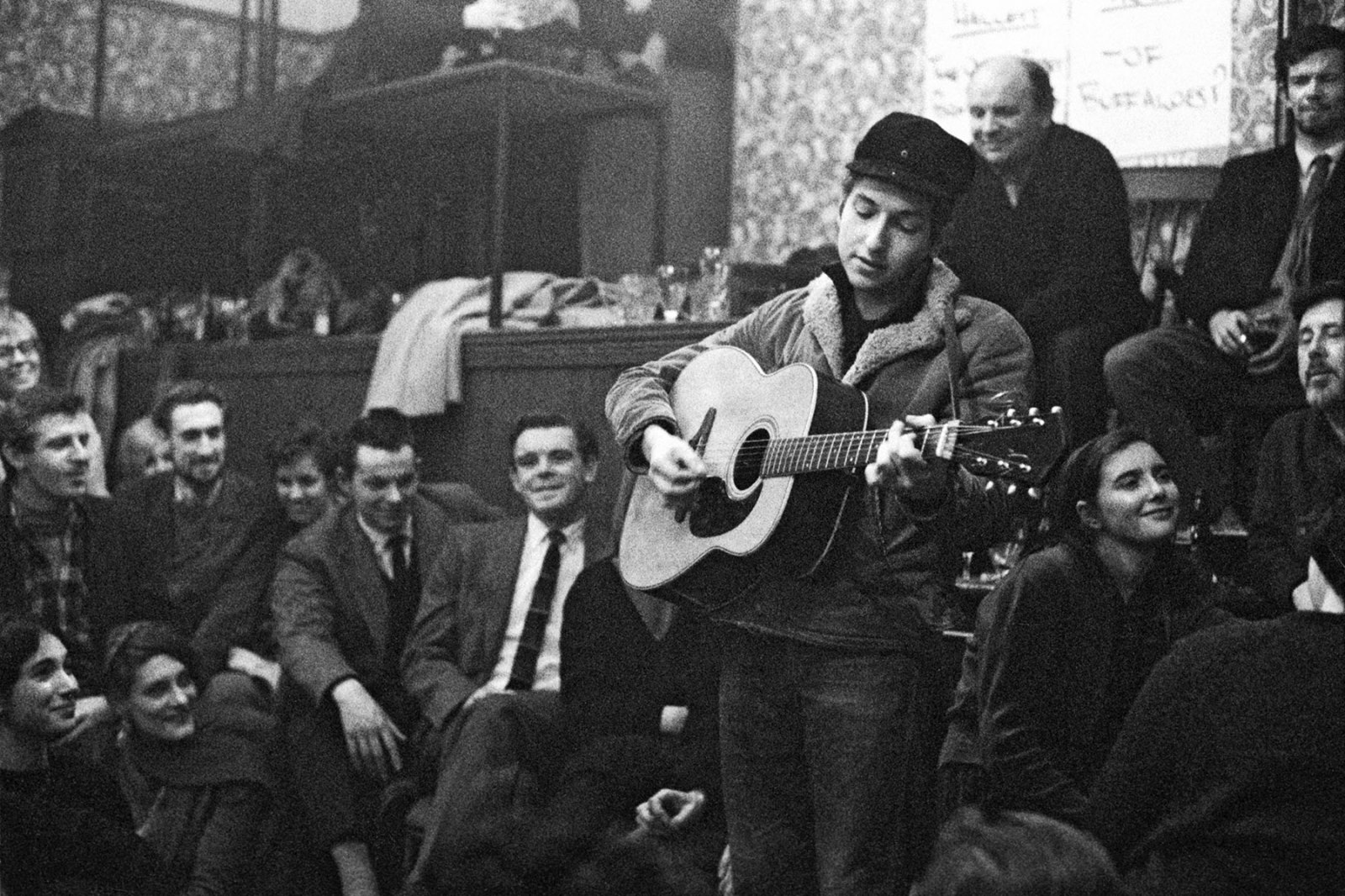 Buku Baru Bob Dylan Ungkap Perjalanan London di Balik 