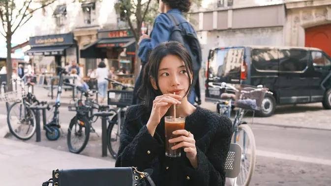 OOTD Suzy di Paris: Blazer Hitam Bertekstur dan Flare Jeans Jadi Andalan