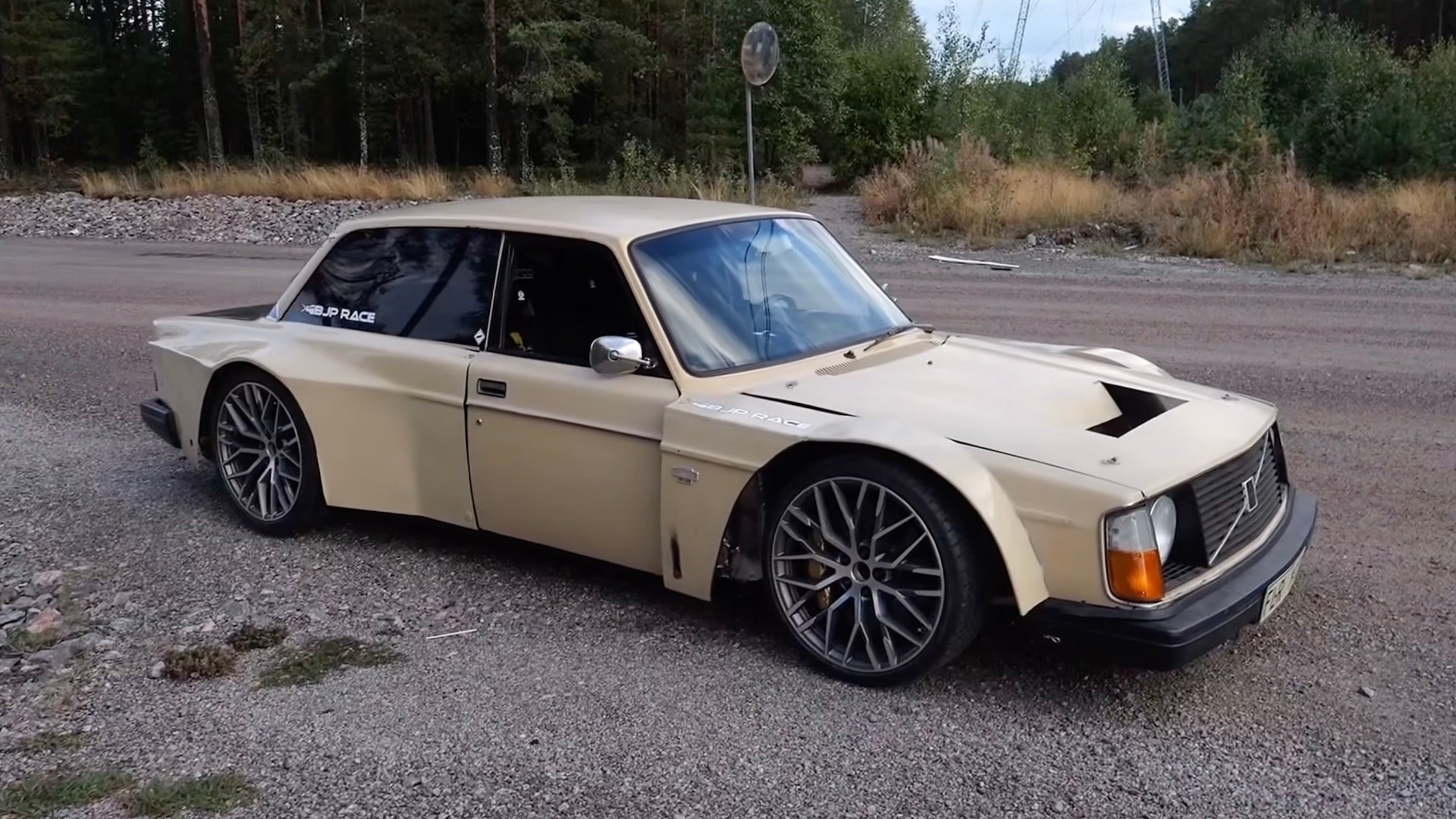 Volvo 240 1975 Modifikasi Mesin V10 Twin-Turbo Lamborghini Tetap AWD