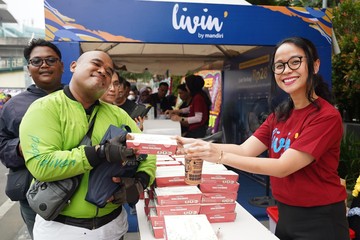 Bank Mandiri Bagikan 280 Paket Makanan untuk Pekerja Rentan di 12 Wilayah