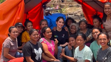 Cinta Laura Kunjungi Pengungsi Gempa NTT, Bantu Hibur Anak-anak