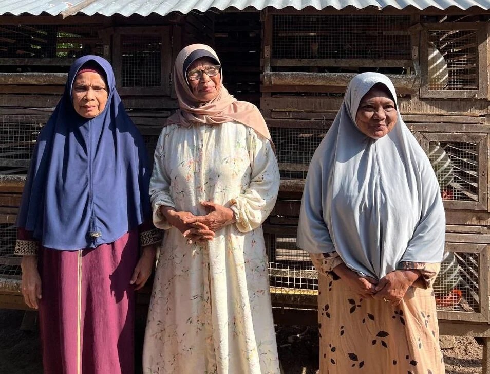 Lima Lansia di Aceh Besar Beternak Ayam Kampung Lewat Program LAWANG LAMLHOM, Raih Penghargaan CSR 2026