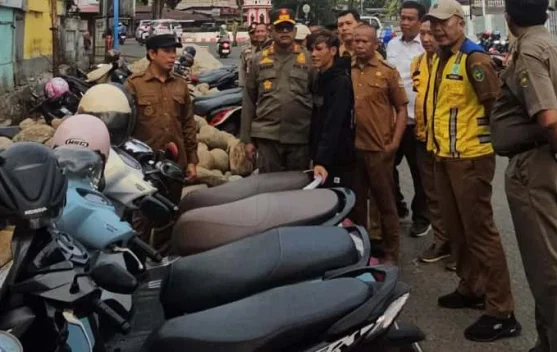 Wali Kota Bengkulu Dedy Wahyudi Perintahkan Satpol PP Tertibkan Parkir Dua Baris dan PKL di Siring Jalan
