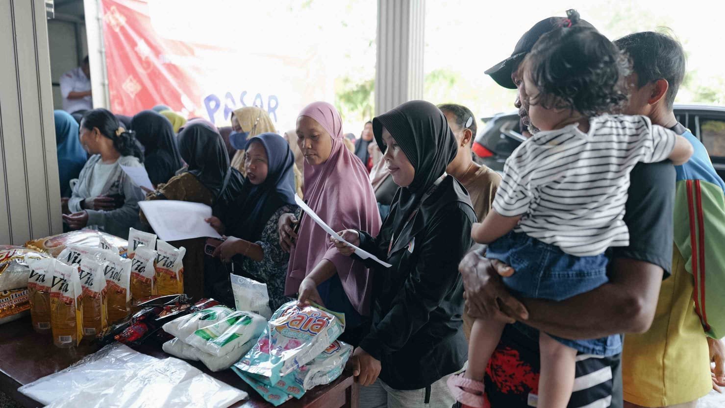Pasar Murah BI Kaltara di Nunukan Bantu Warga Perbatasan Sebuku dan Tulin Onsoi Beli Sembako Terjangkau