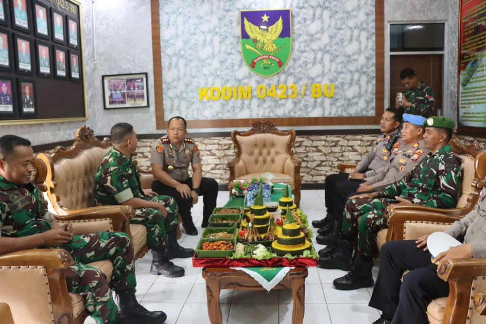 Kapolres Bengkulu Utara Bawa Tumpeng ke Kodim 0423, Perkuat Sinergi Polri-TNI di HUT TNI ke-81