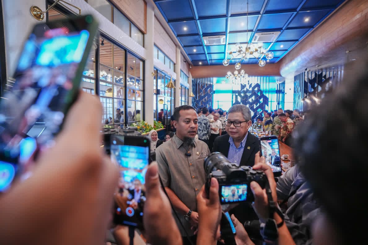 Gubernur Sulsel Andi Sudirman Terima Sertifikat Aset Daerah, Dukung Percepatan Program Asta Cita di Sulawesi