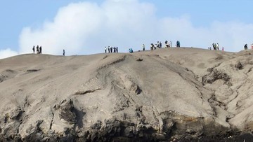Puluhan Wisatawan Nekat Naik Gunung Anak Krakatau, PVMBG Ingatkan Radius 3 Km