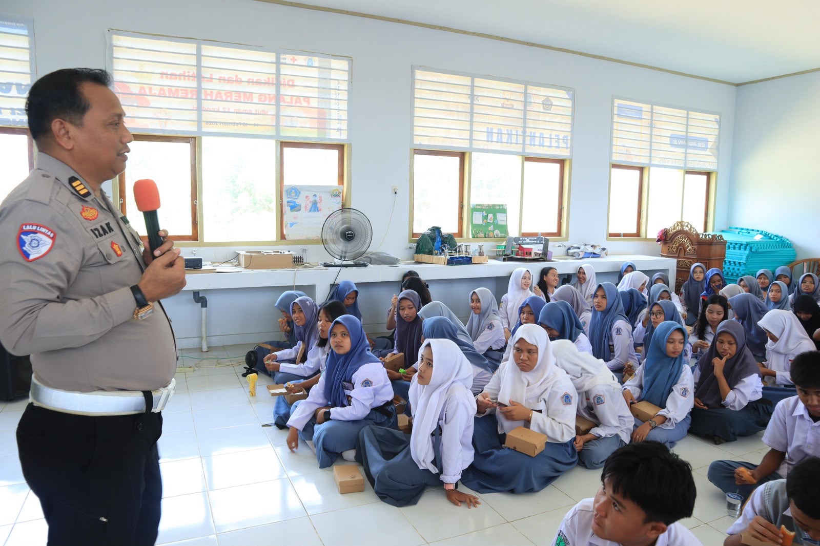 Ditlantas Polda Sultra Edukasi Keselamatan Berlalu Lintas ke Pelajar SMA Negeri 12 Kendari