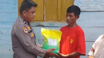 Bhabinkamtibmas Dampingi Penyaluran Bansos untuk Korban Kebakaran Uwedikan, Kerugian Capai Rp 150 Juta
